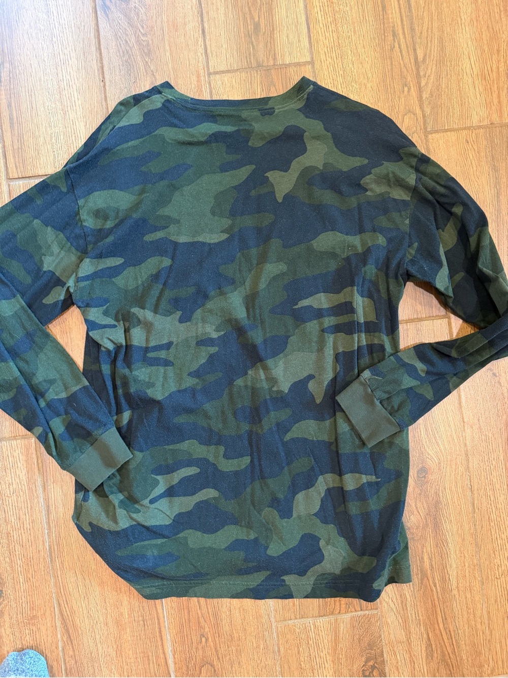 PINK Victoria's Secret Green Camo Long-Sleeve Tee / women’s large - Picture 4 of 4